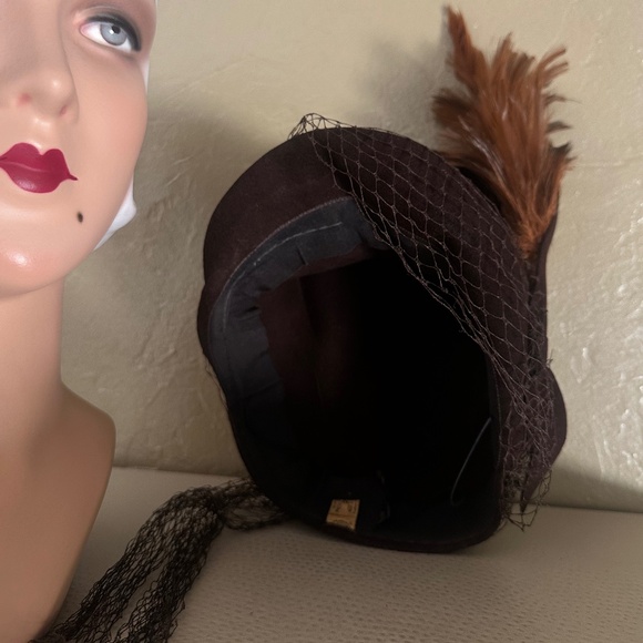 GORGEOUS 1940\'s BROWN FELT HAT WITH GATHERED CROWN, TALL FEATHERS & HALF VEIL
